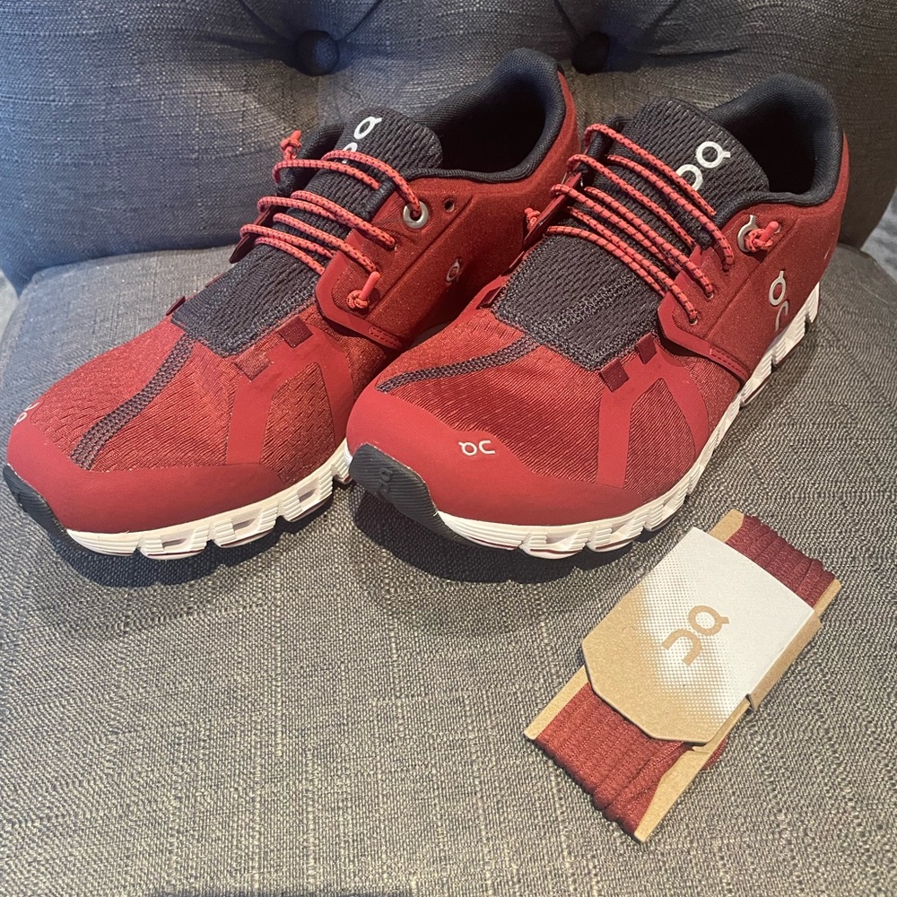 On cloud women’s Ruby / White sneakers size 7.5